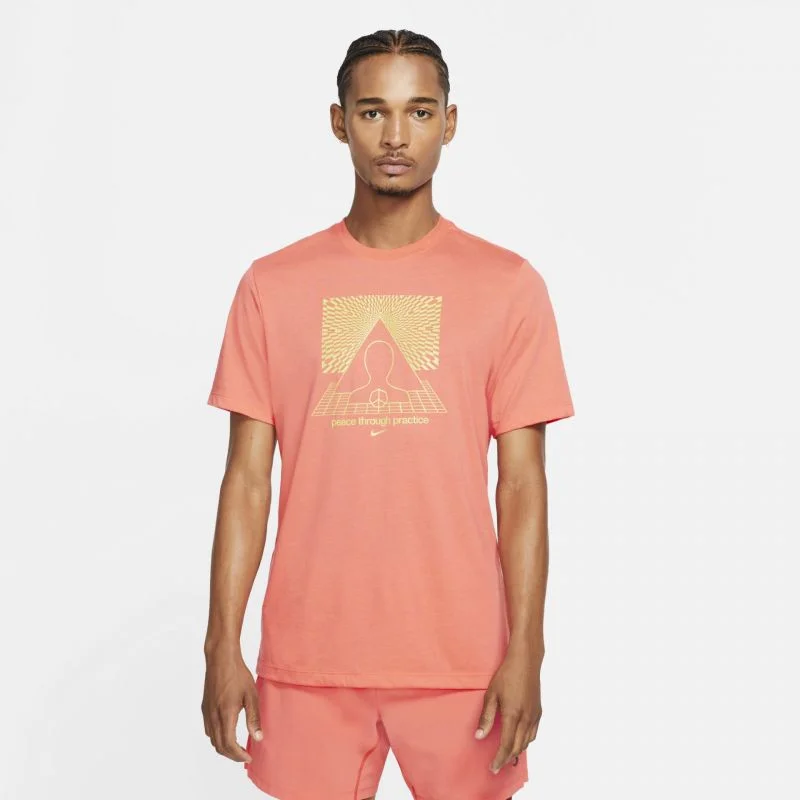 Oranžové pánské tričko Nike Yoga určené na jógu